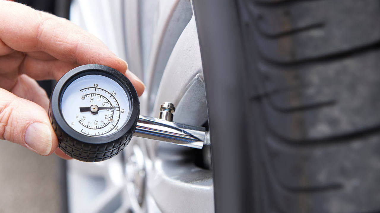 Low tire или низкое давление в шине - это предупреждающее сообщение, которое может появиться на панели приборов вашего автомобиля Оно указывает на